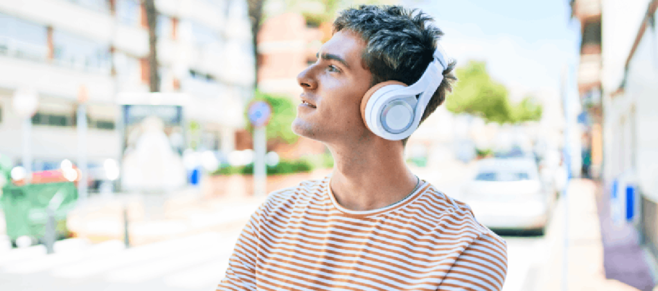 Hombre escucha podcast en México