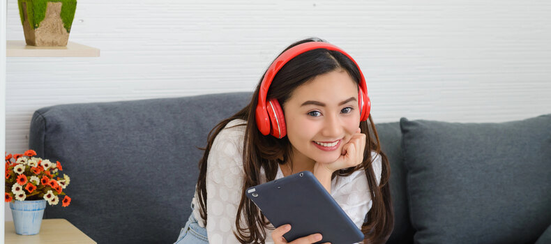 Persona con audífonos escuchando un podcast de anime